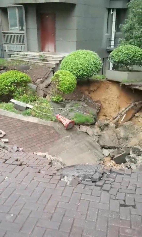 佳禾资本 福州一小区居民楼旁路面坍塌 物管回应：系水管爆裂已修复